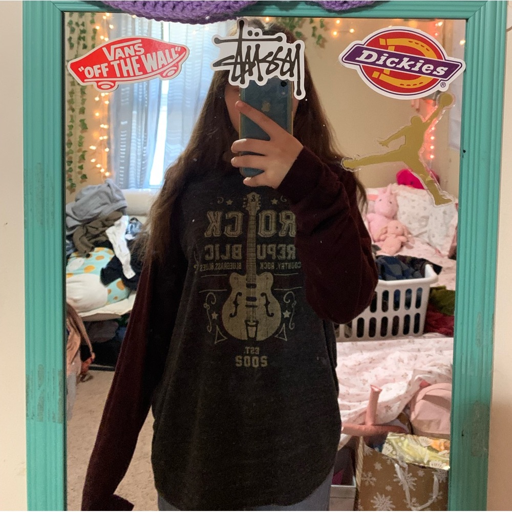 maroon/gray rock long sleeve tee